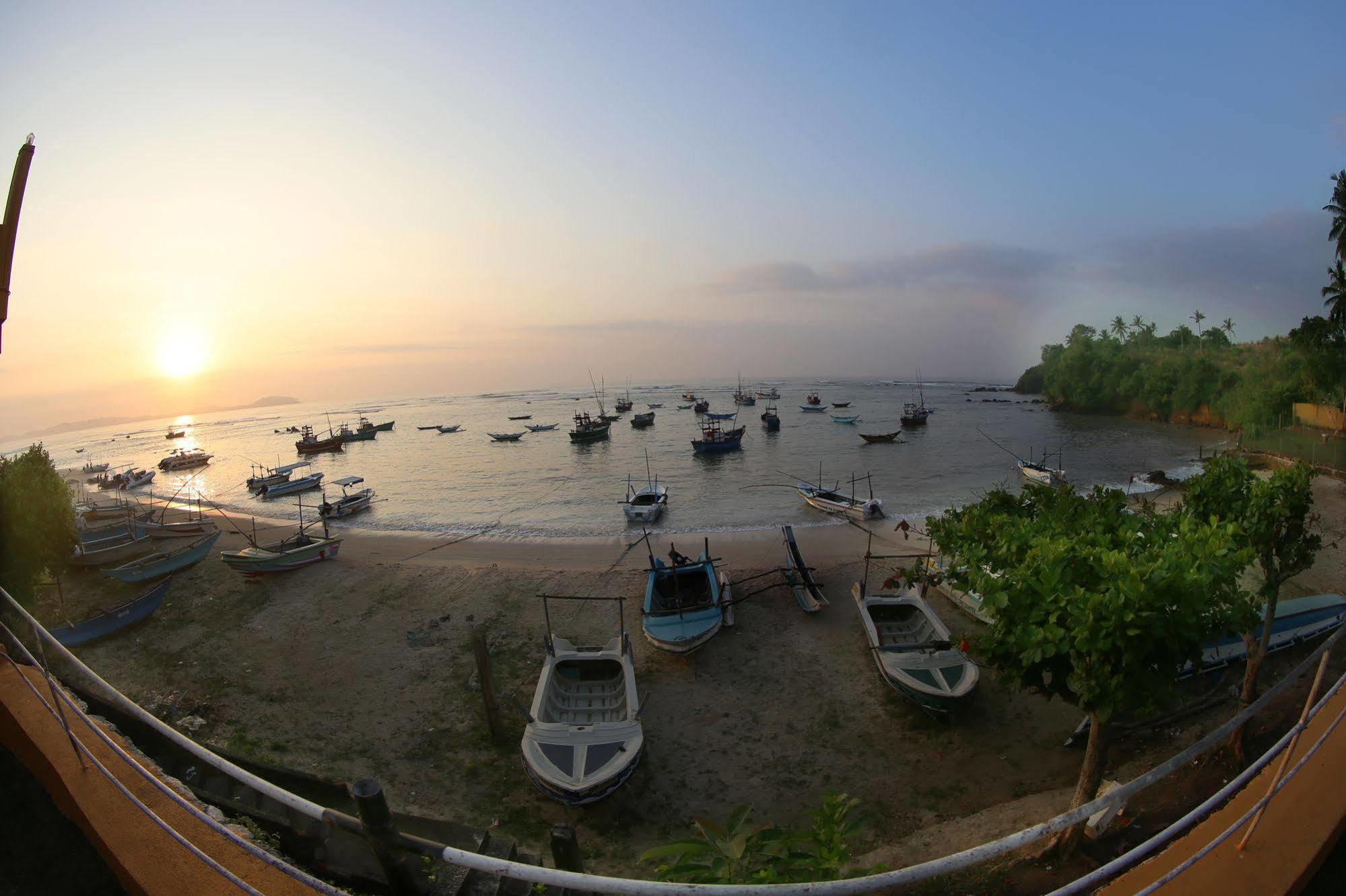 Fishermans Bay Hotel Weligama Buitenkant foto